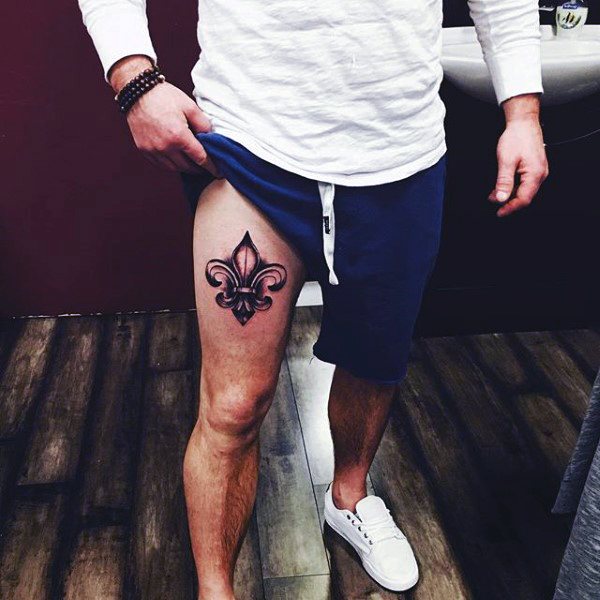 tatuaje flor de lis para hombre 22