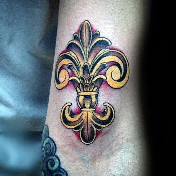 tatuaje flor de lis para hombre 23