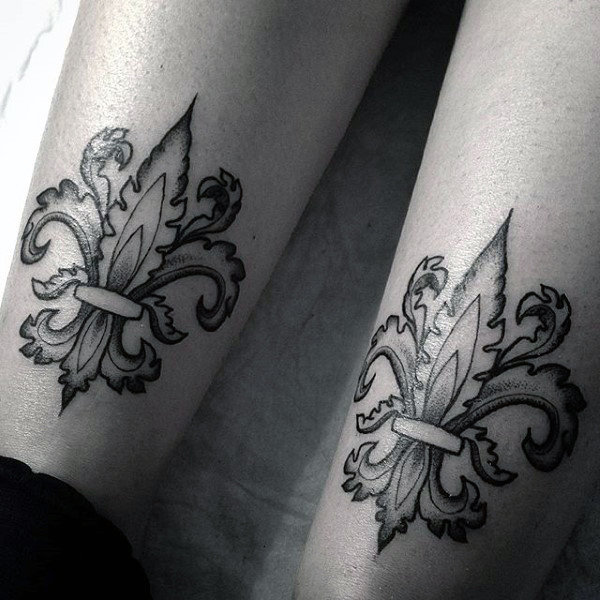 tatuaje flor de lis para hombre 24