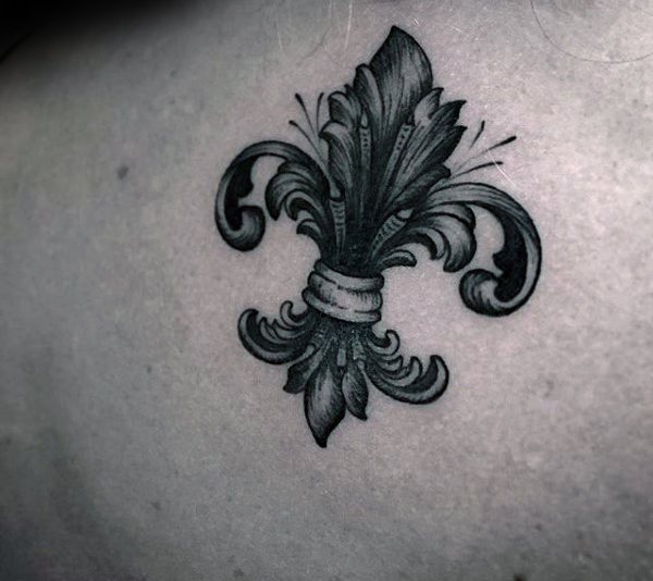 tatuaje flor de lis para hombre 25