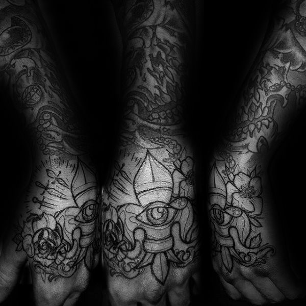 tatuaje flor de lis para hombre 28