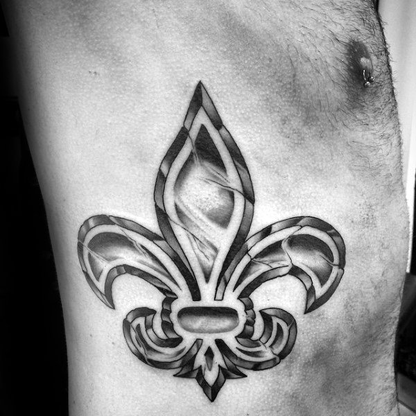 tatuaje flor de lis para hombre 30
