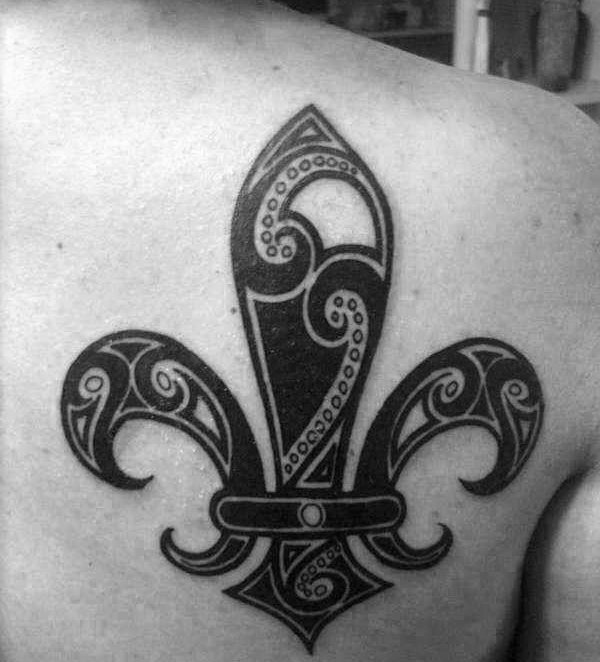 tatuaje flor de lis para hombre 33