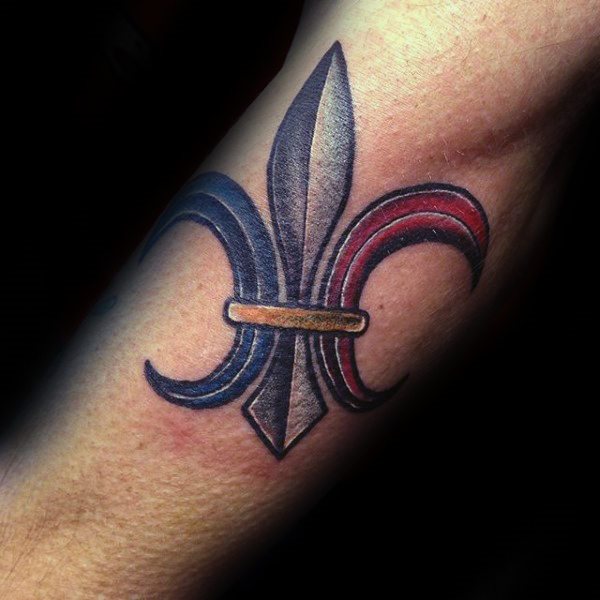 tatuaje flor de lis para hombre 36