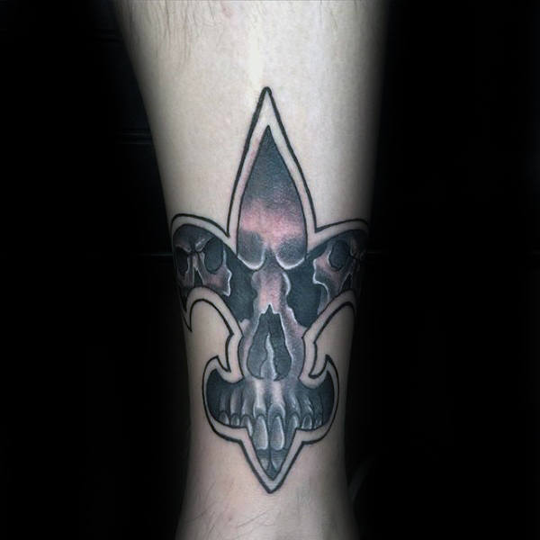 tatuaje flor de lis para hombre 41