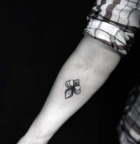 tatuaje flor de lis para hombre 43
