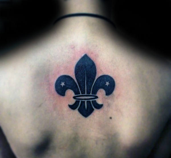 tatuaje flor de lis para hombre 44