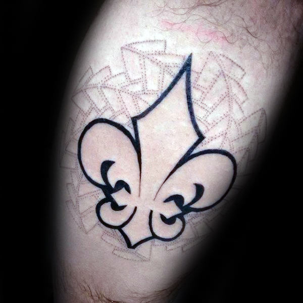 tatuaje flor de lis para hombre 47