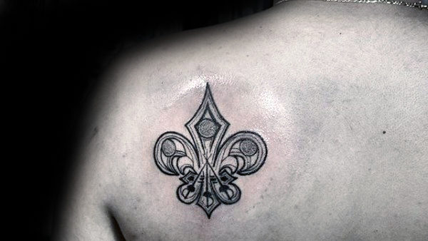 tatuaje flor de lis para hombre 57