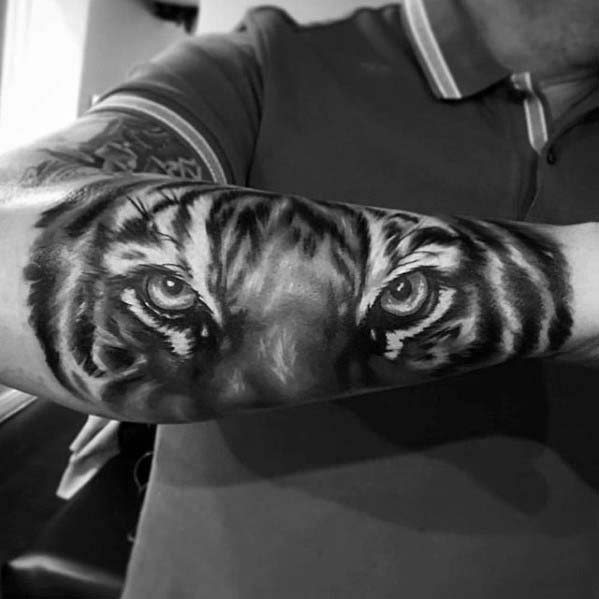 tatuaje genial antebrazo para hombre 12