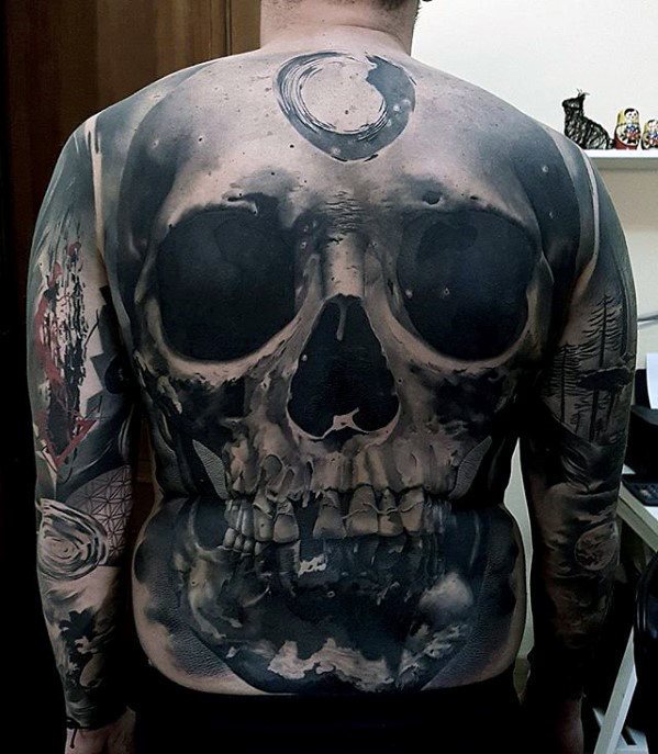 tatuaje genial espalda para hombre 01