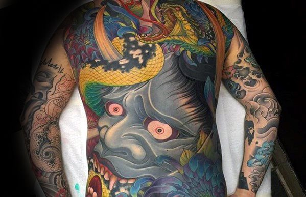 tatuaje genial espalda para hombre 08