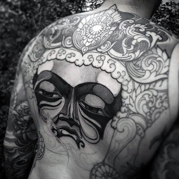 tatuaje genial espalda para hombre 16