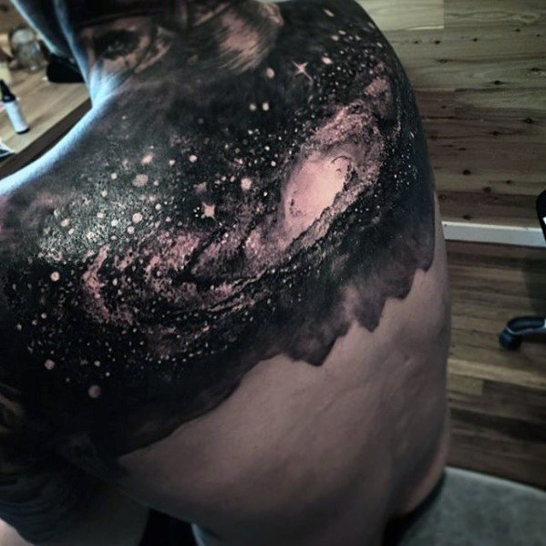 tatuaje genial espalda para hombre 17