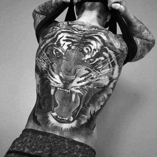 tatuaje genial espalda para hombre 21