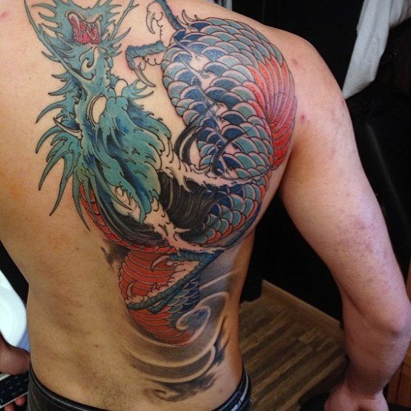 tatuaje genial espalda para hombre 29
