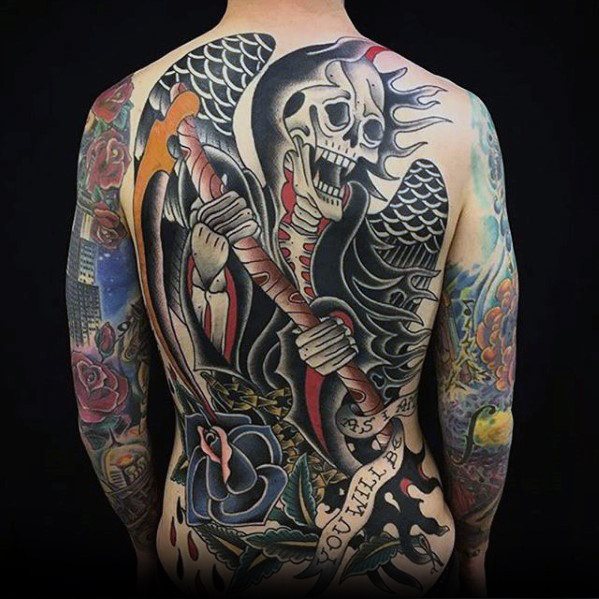 tatuaje genial espalda para hombre 31