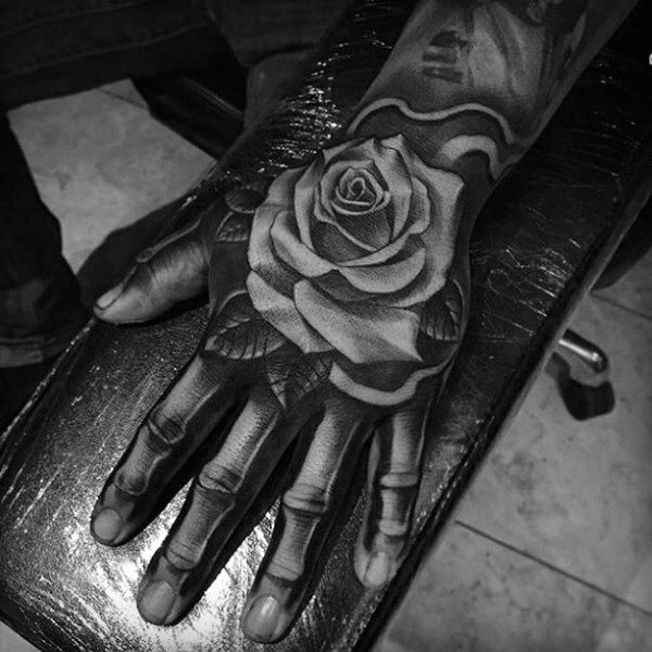 tatuaje genial rosas para hombre 03