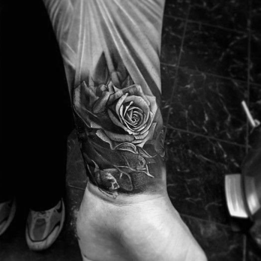 tatuaje genial rosas para hombre 11