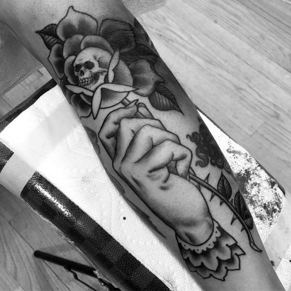 tatuaje genial rosas para hombre 14