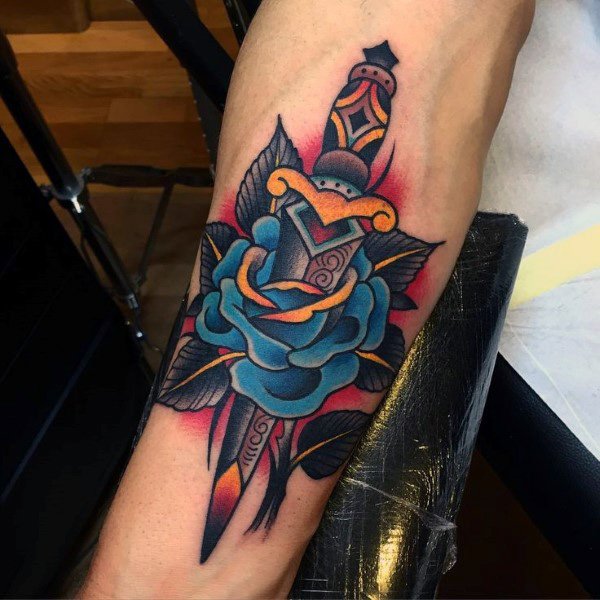 tatuaje genial rosas para hombre 22