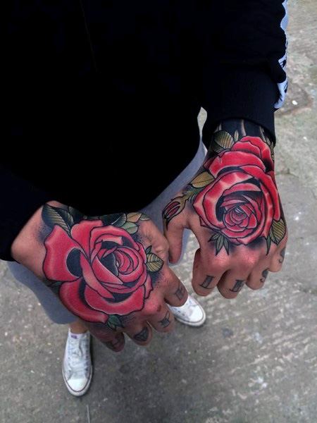 tatuaje genial rosas para hombre 27