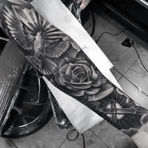 tatuaje genial rosas para hombre 42