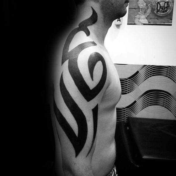 tatuaje genial tribal para hombre 02