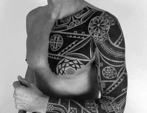 tatuaje genial tribal para hombre 11
