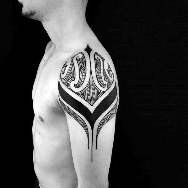 tatuaje genial tribal para hombre 14
