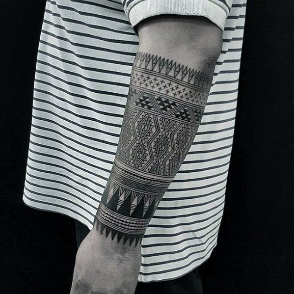 tatuaje genial tribal para hombre 16