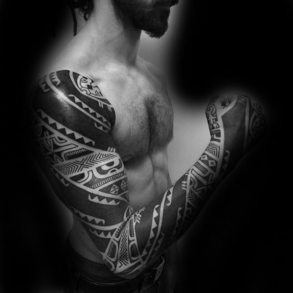 tatuaje genial tribal para hombre 17