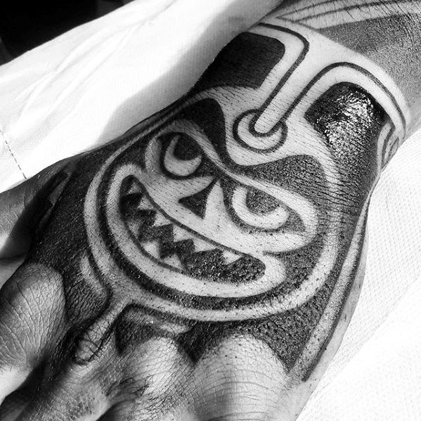 tatuaje genial tribal para hombre 24