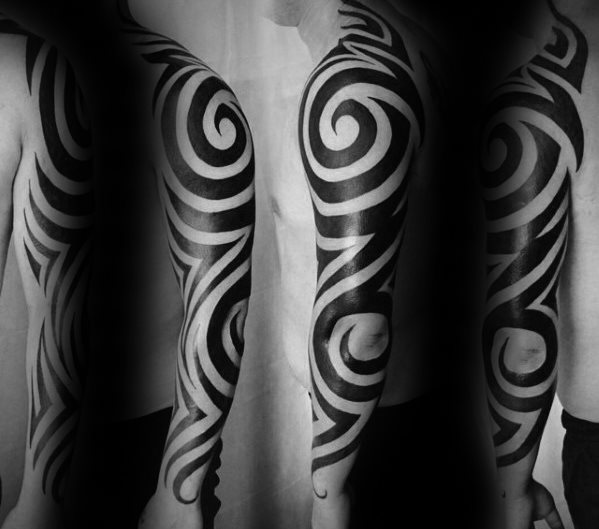 tatuaje genial tribal para hombre 43