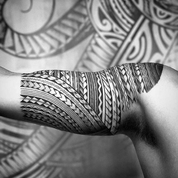 tatuaje genial tribal para hombre 49