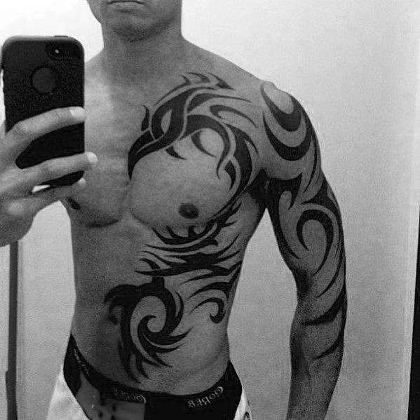 tatuaje genial tribal para hombre 50