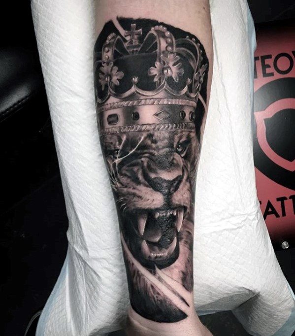 tatuaje leon antebrazo para hombre 09