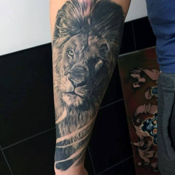 tatuaje leon antebrazo para hombre 11