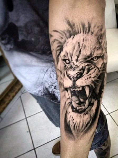 tatuaje leon antebrazo para hombre 14