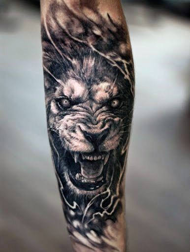 tatuaje leon antebrazo para hombre 15