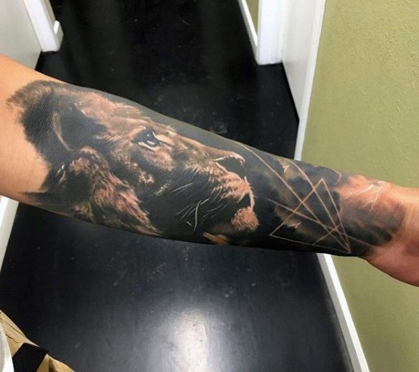 tatuaje leon antebrazo para hombre 20