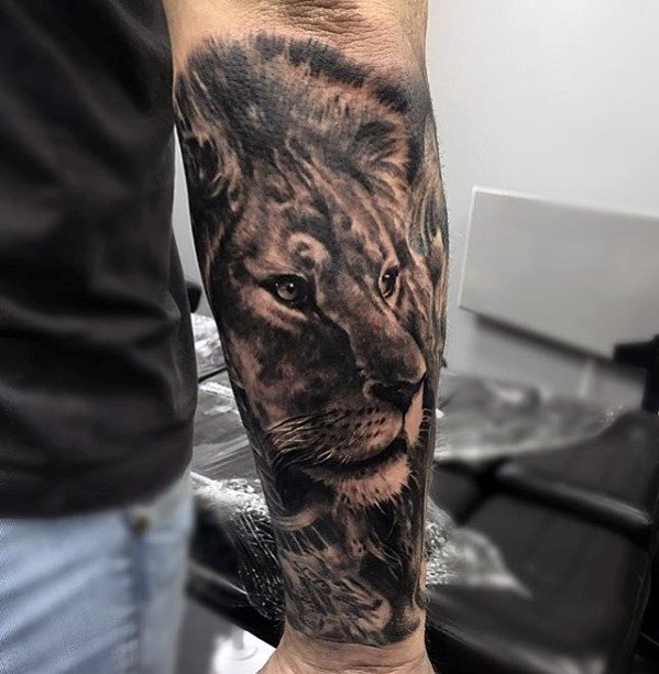 tatuaje leon antebrazo para hombre 34