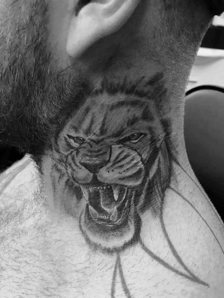 tatuaje leon cuello para hombre 02