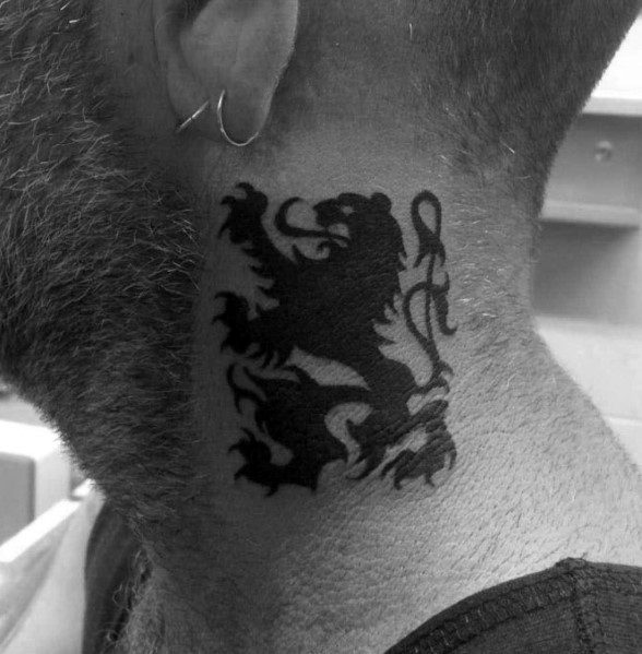 tatuaje leon cuello para hombre 11