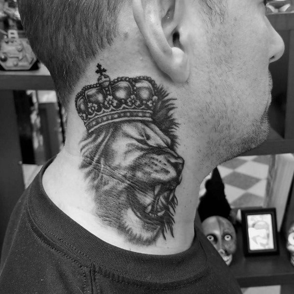 tatuaje leon cuello para hombre 13