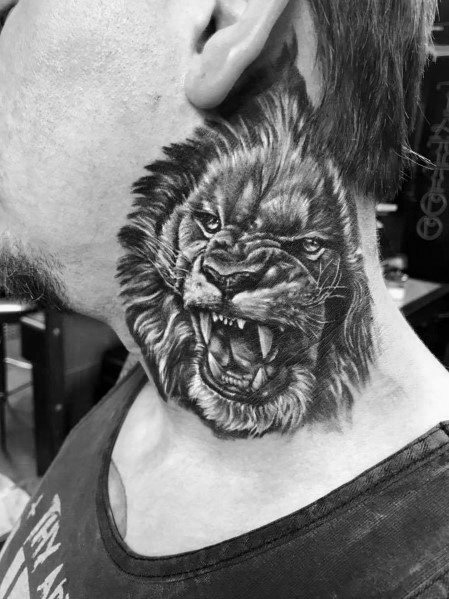 tatuaje leon cuello para hombre 15