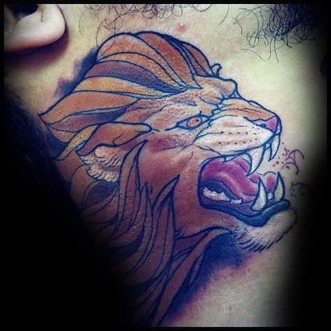 tatuaje leon cuello para hombre 17