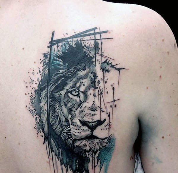 tatuaje leon espalda para hombre 01