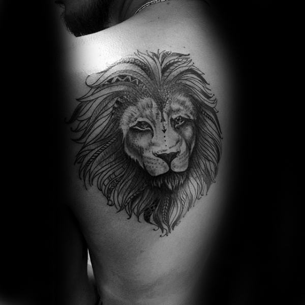 tatuaje leon espalda para hombre 03