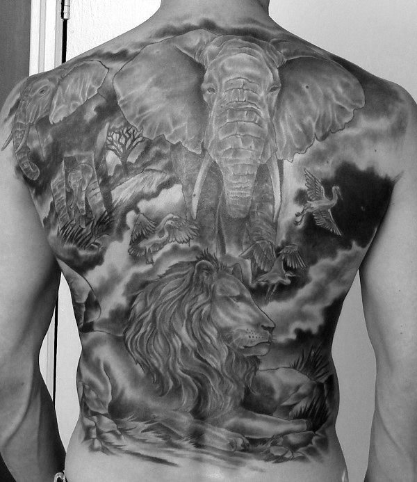 tatuaje leon espalda para hombre 04